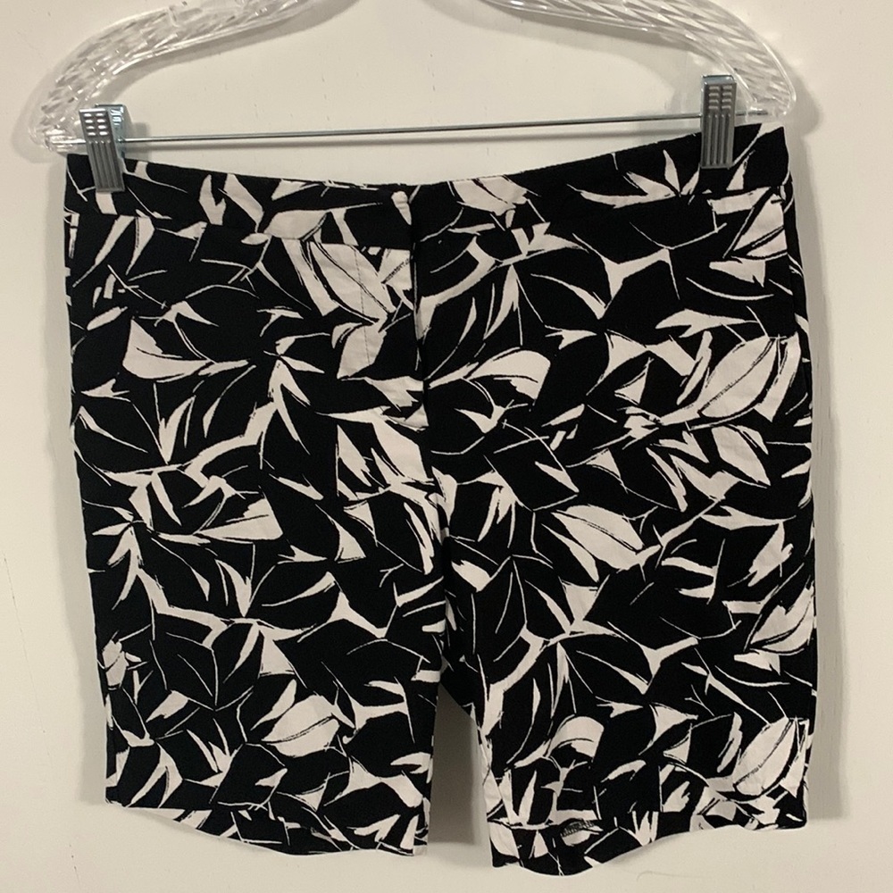 Mario Serrani black and white stretch shorts size 6 very good condition